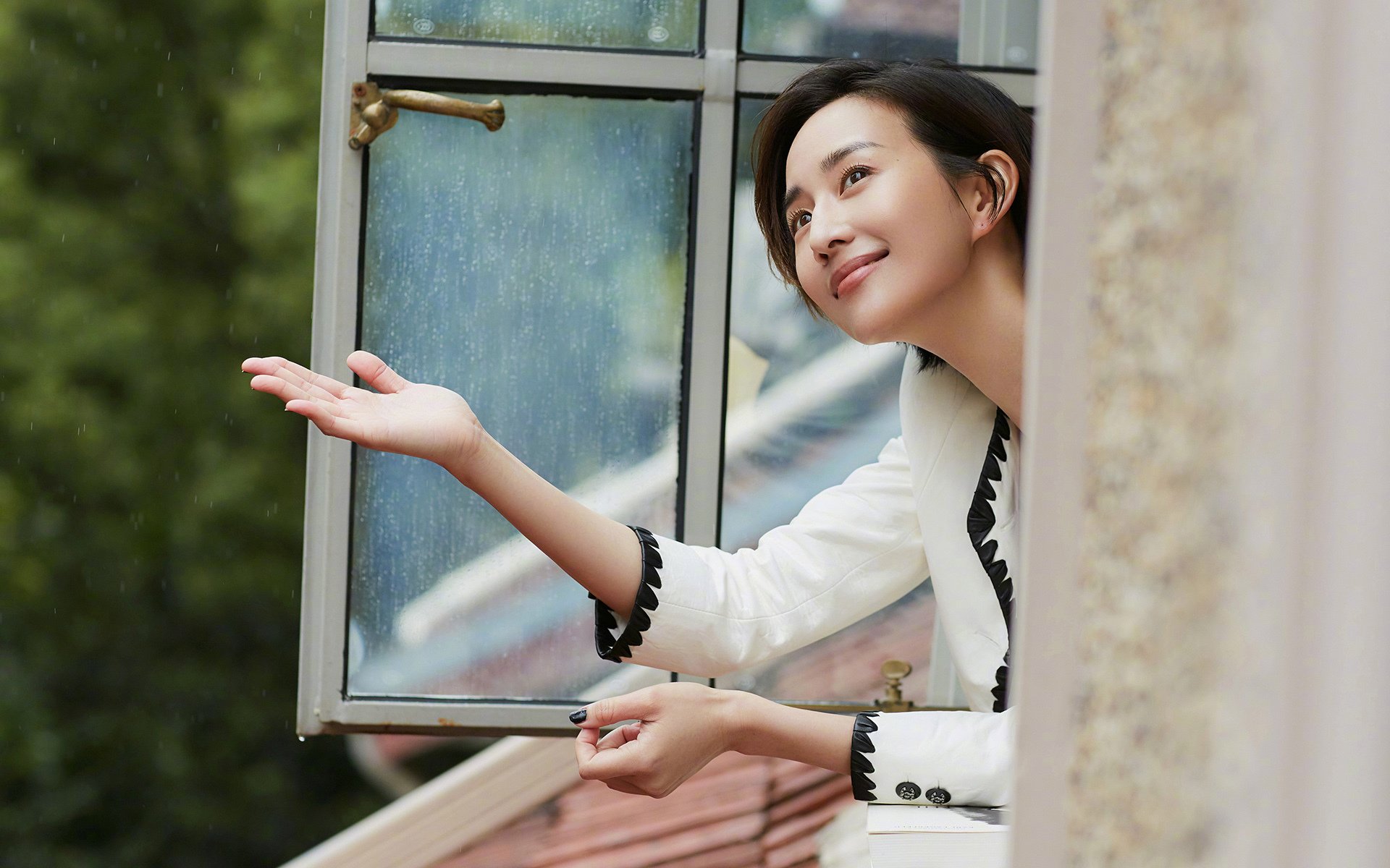 开云体育网站入口-罗斯·范奥特尔戴克触壁瞬间全场惊呼，范尼斯特尔罗伊